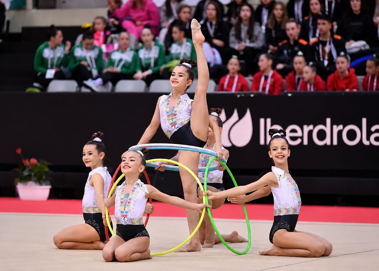 Gimnasta del Club María Barbeito durante un ejercicio de cinta